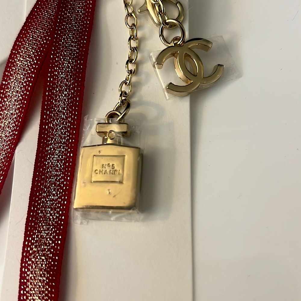 Chanel No.5 Novelty Keyring Holiday Limited Edition - Picture 2 of 10